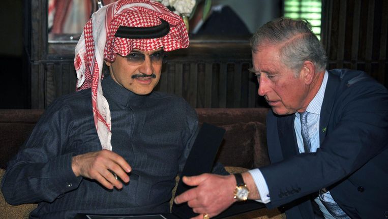 Links de dit weekend gearresteerde en schatrijke prins Al-Waleed in 2014 tijdens een ontmoeting met prins Charles. Beeld afp