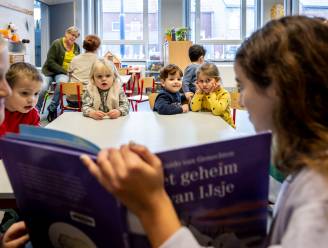 Kinderen Vrije Basisschool lezen voor bij kleuters