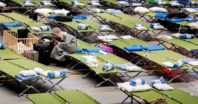 Ukrainian refugees are temporarily housed in a sports hall in South Rotterdam.  People can stay in the hall pending the availability of places for longer-term shelter.