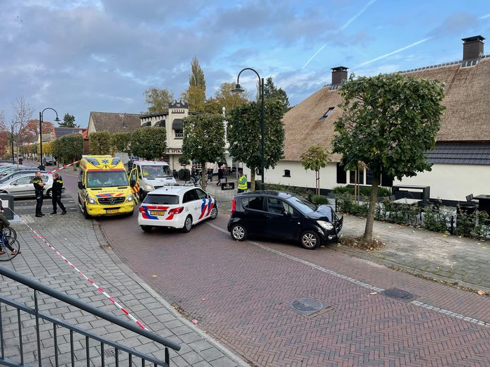 Na een onwelwording overleed de 92-jarige bestuurder van deze auto.