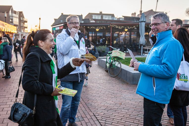 Verschillende politieke partijen flyeren op de markt van Haren in verband met de herindeling van de gemeente, 16 november.  Beeld Harry Cock/de Volkskrant