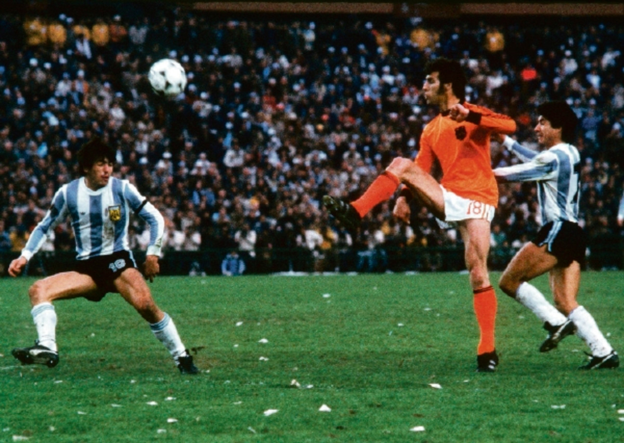 Dick Nanninga passeert Daniel Passarella (l.) in de WK-finale in 1978. Nederland verloor van ArgentiniÃ«. Dat land was een dictatuur, de wedstrijd een psychologische oorlog. (FOTO ANP) Beeld 