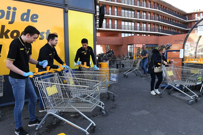 Binnenshuis Grillig winnen Wasstraat voor winkelwagentjes bij Cuijkse super tegen coronavirus |  Maasland | gelderlander.nl