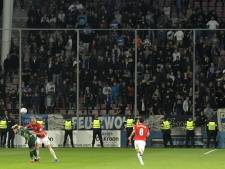 Politie kan rellende supporters niet herkennen door duisternis en capuchons, dus gaan ze vrijuit