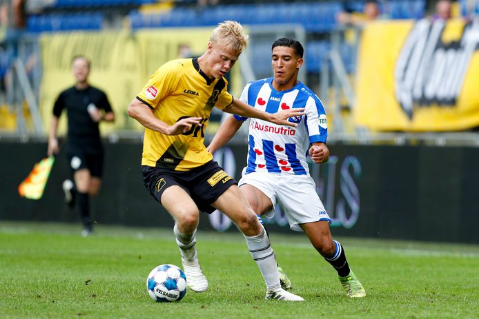 Jean Paul van Hecke in het shirt van NAC Breda in actie tegen zijn nieuwe club SC Heerenveen.