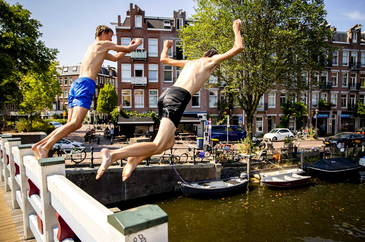 Jongens springen in de Kattensloot in Amsterdam. Beeld ANP