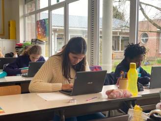 Leerlingen 5de en 6de leerjaar gemeentelijk onderwijs krijgen laptop: “Digitale kloof kleiner maken”