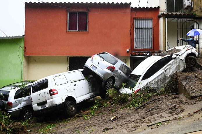 Auto's werden bij elkaar geveegd in Panchimalco (El Salvador).