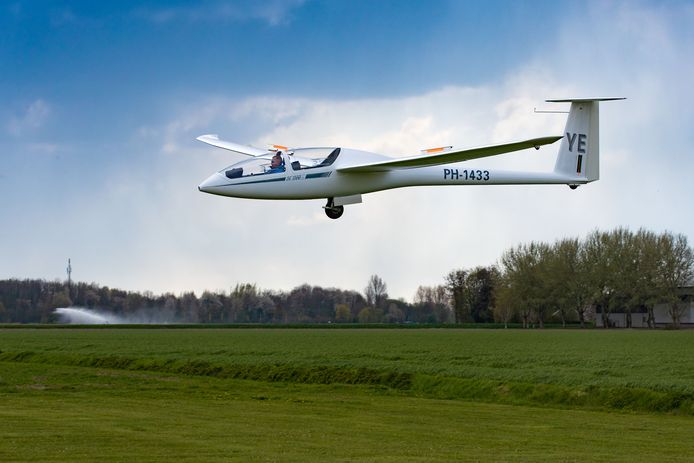 Een zweefvliegtuig landt op de baan van ZC Flevo in Biddinghuizen.