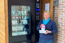 Liselotte Schelfthout plaatste naast 'Lotte's homemade ice cream and more' in de Smetledestraat een ijsautomaat.
