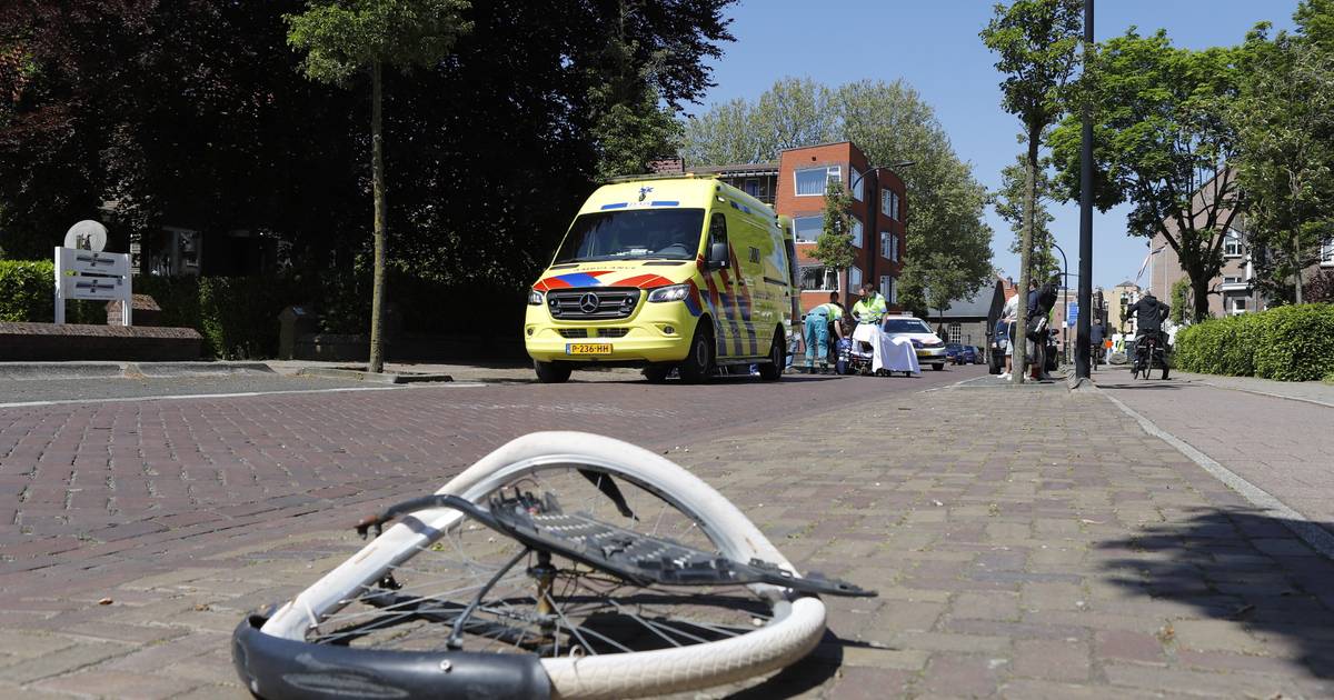 Fietser gewond bij botsing met auto in Cuijk; wiel belandt meters verderop.
