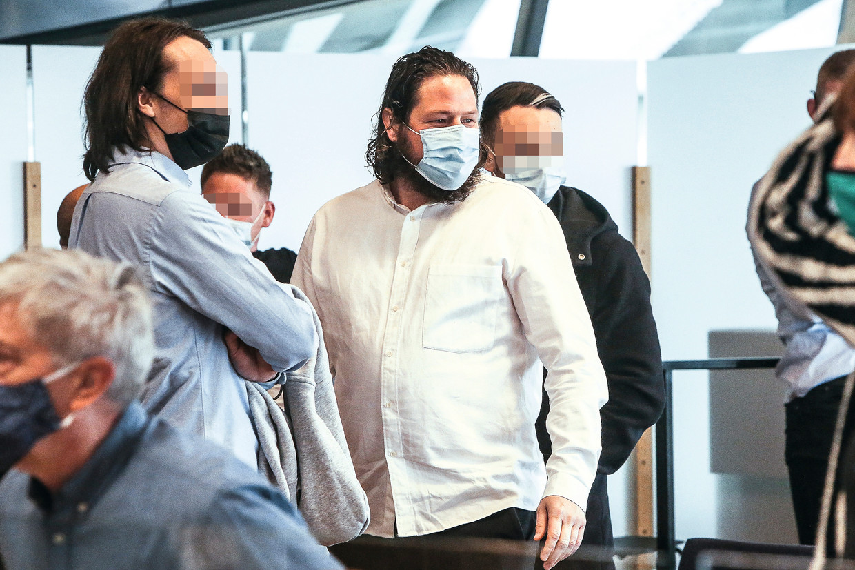 Persfotograaf Sebastian Steveniers (als enige herkenbaar) woonde twaalf gevechten bij, hij was een van de 66 beklaagden. Beeld Photo News
