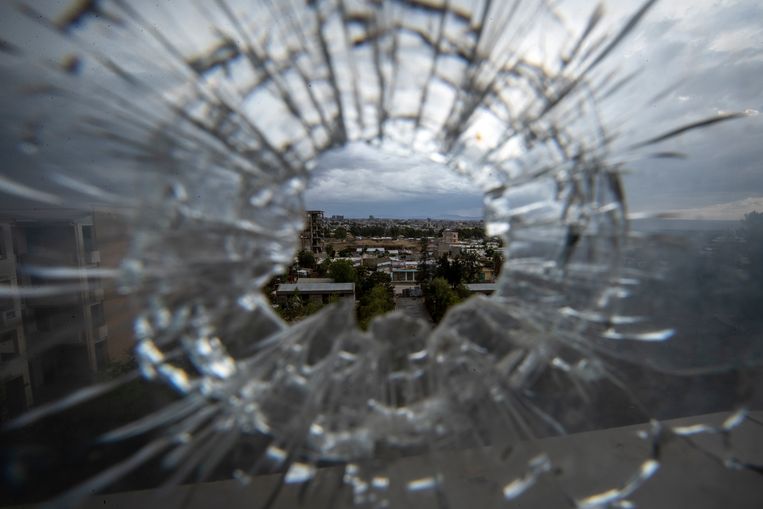 Zicht op Mek'ele door een kogelgat in een raam van het Ayder Referral Hospital. Beeld AP