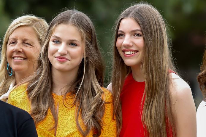 Leonor in arancione e Sofia in rosso.