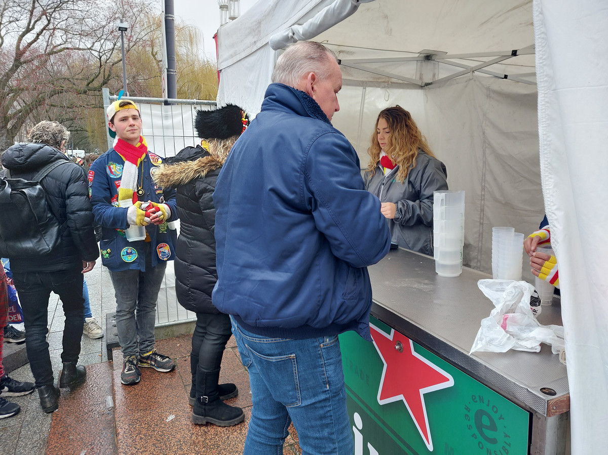 Statiegeldbekers Ze kunnen gewoon niet meer hoofdrekenen Foto gelderlander.nl