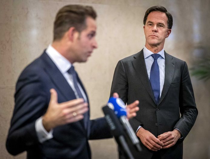 Minister Hugo de Jonge (Volksgezondheid) en premier Mark Rutte na afloop van het crisisberaad over het coronavirus donderdagavond.