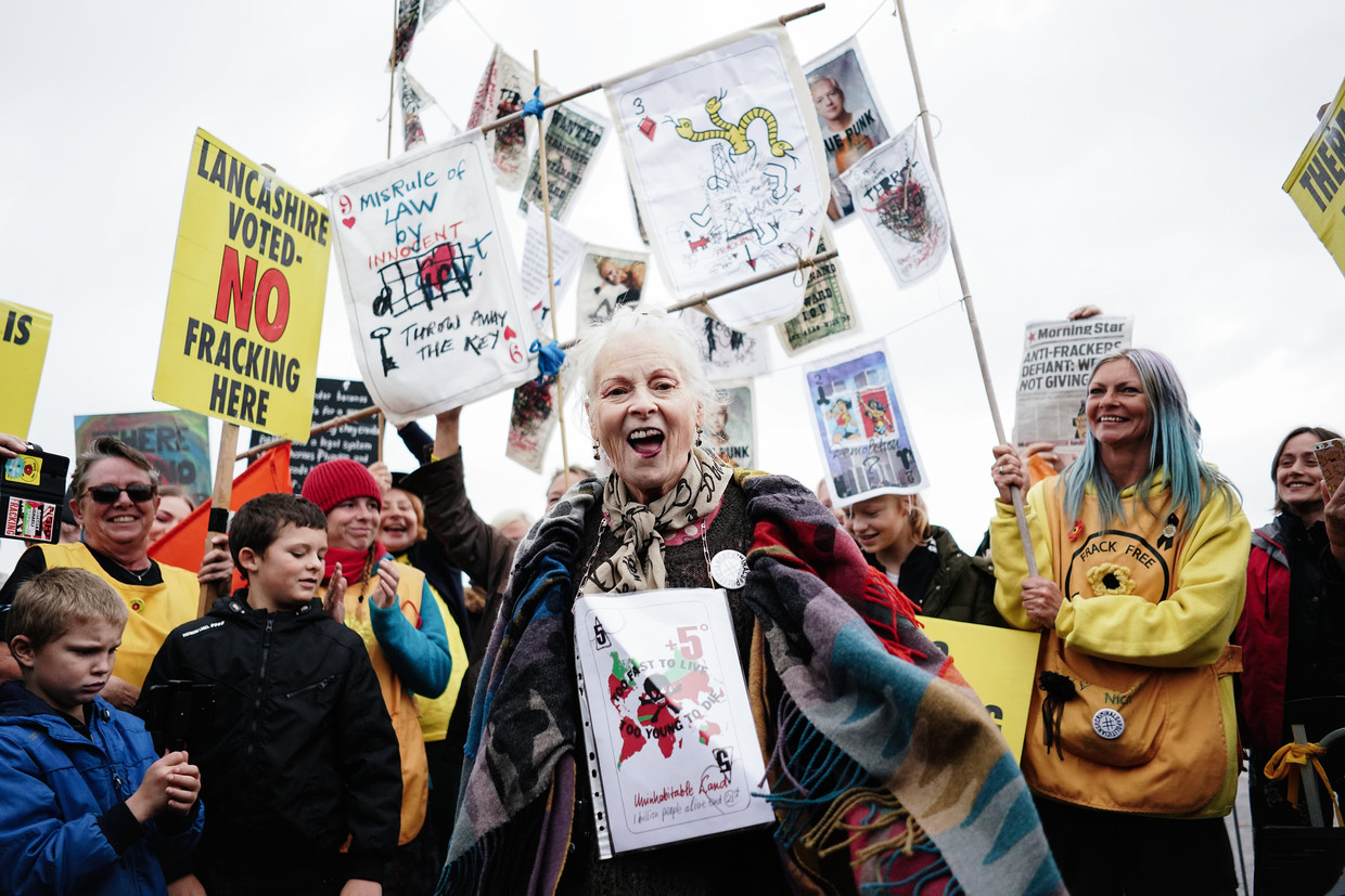 Modeontwerper Vivienne Westwood doet mee aan een demonstratie tegen fracking voor de locatie van exploratiebedrijf Cuadrilla in Preston, oktober 2018. Beeld Getty Images