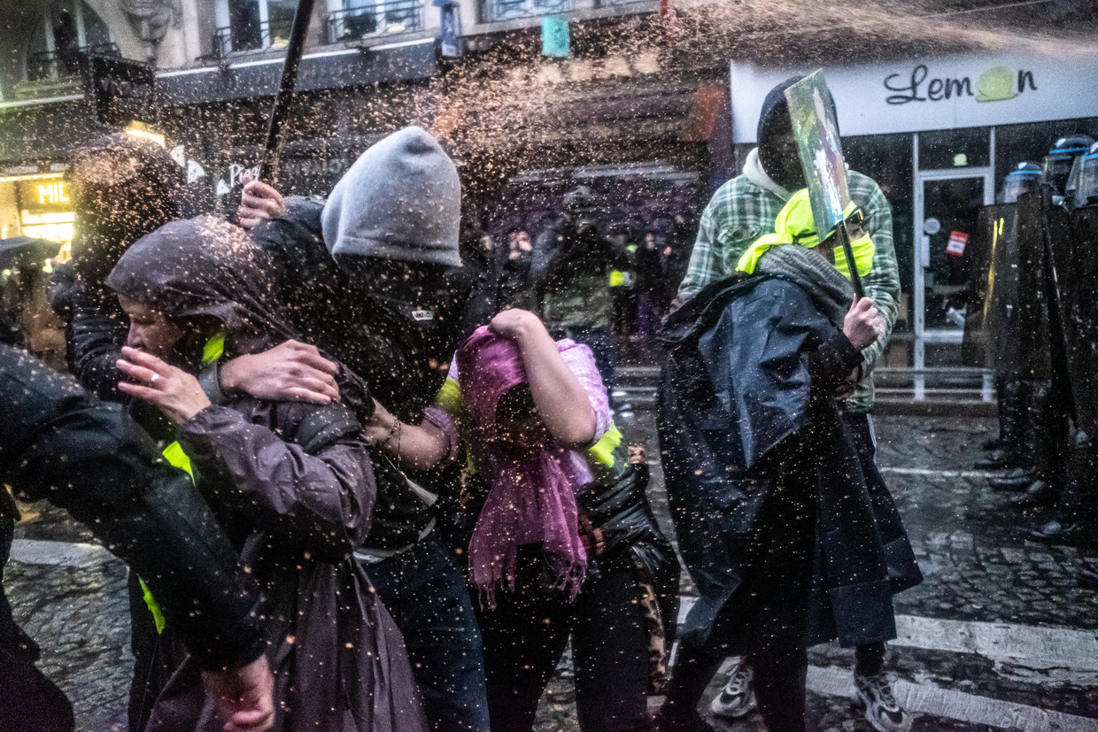 Duizenden mensen nemen deel aan een groot anti-pensioenhervormingsprotest in Parijs, januari. Beeld Joris Van Gennip
