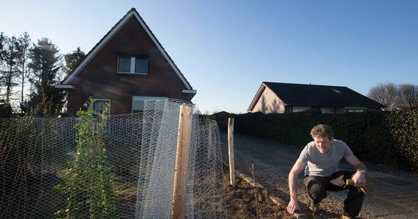 Auto eindigt in Beekse voortuin: ‘Gelukkig geen gewonden’