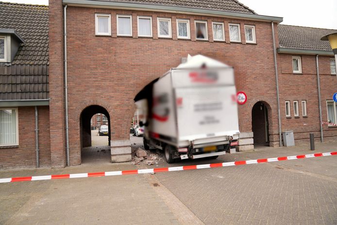 Een vrachtwagentje heeft zich vorig jaar maart klemgereden in de poort(woningen) aan de Eekhoornstraat in Helmond.