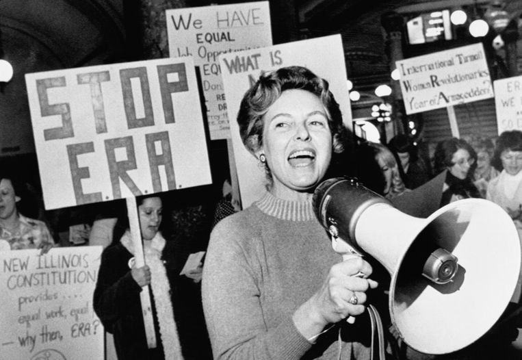 Zelfverklaard anti-feminist Phyllis Schlafly tijdens een protest tegen de Equal Rights Amendment.  Beeld Bettmann Archive
