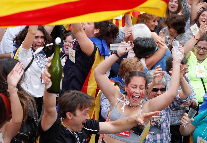 Catalanen vieren de uitroeping van de onafhankelijkheid met flessen cava.