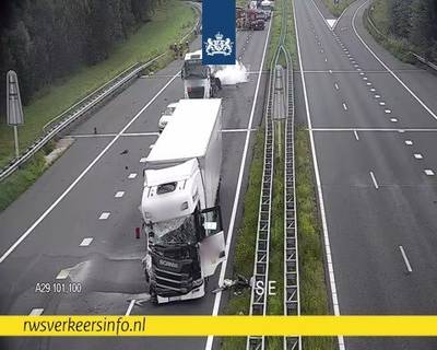 A29 bij Willemstad in beide richtingen dicht na ongeluk met vrachtwagen