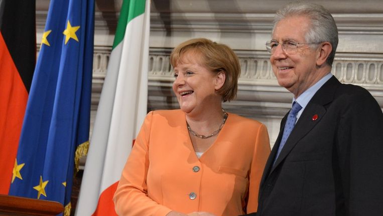 Bondskanselier Merkel met Mario Monti. Beeld AFP