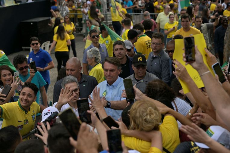 Bolsonaro si scusa per la dichiarazione sull'”atmosfera” tra lui e le ragazze adolescenti