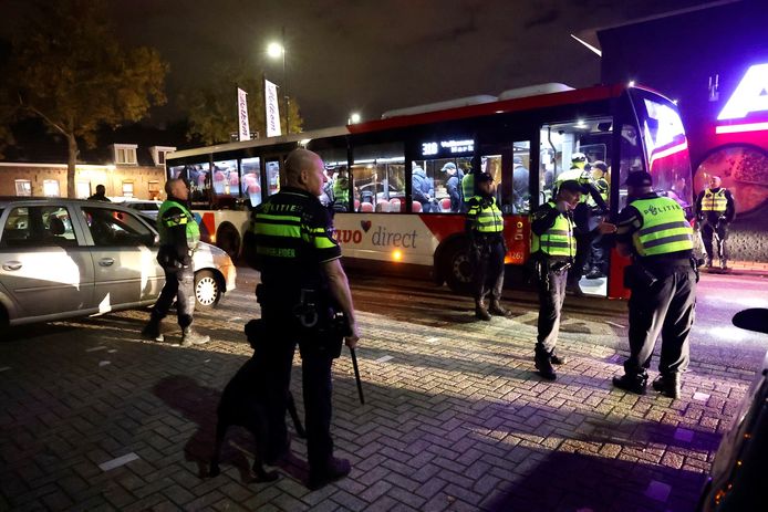 Een groep PEC Zwolle-aanhangers is zaterdagavond opgepakt in Eindhoven.