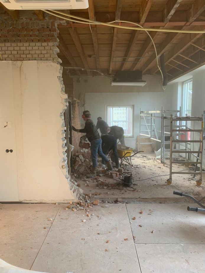 De verbouwing van het voorste gedeelte van het gemeentehuis in Wijk en Aalburg is in volle gang.