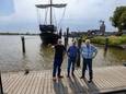 Aalt van den Hul, Henk van Voornveld en Alex Dzuba werken de plannen voor een onderkomen voor de kogge op of aan de Koggewerf verder uit.