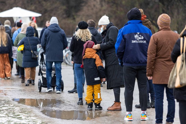 Een lange rij vorige week voor een nieuw test- en vaccinatiecentrum net buiten het centrum van Kopenhagen. Beeld Julius Schrank