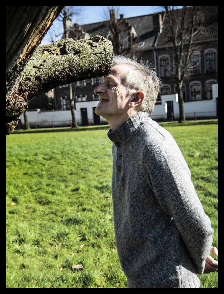 ‘Ik hou erg van de natuur. Ik wantrouw nog altijd mensen die op een wandeling hooguit zien dat het 'heel groen' is. Dan denk ik: blind zijn is niet erg, maar je ziet wel weinig.’ Beeld Saskia Vanderstichele