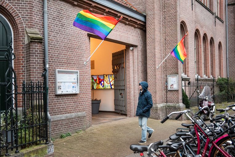 Ook de Oranjekerk hangt de regenboogvlag buiten.  Beeld Simon Lenskens