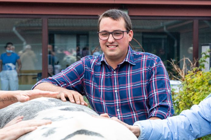 Boer Tomas kwam speciaal van Merchtem met zijn koe naar Moerzeke.