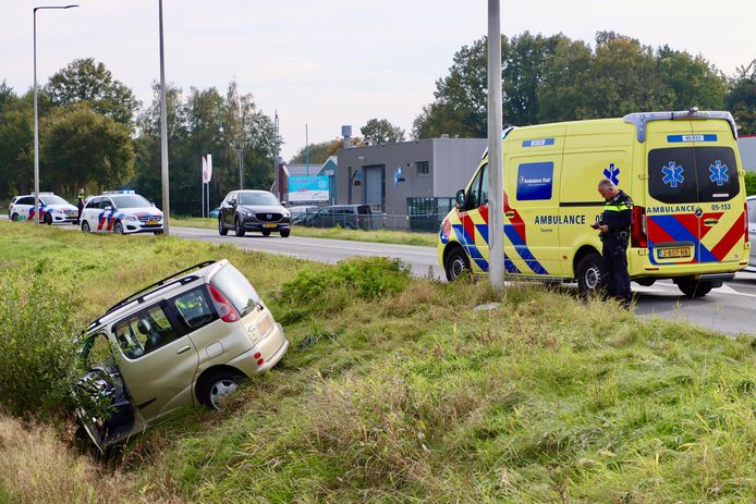 Door nog onbekende oorzaak belandde de auto in de sloot.