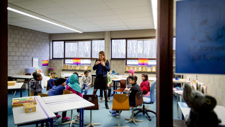 Kinderen uit de noodopvanglocatie Heumensoord tijdens hun eerste schooldag in de nieuwe Heumensoordschool Beeld anp
