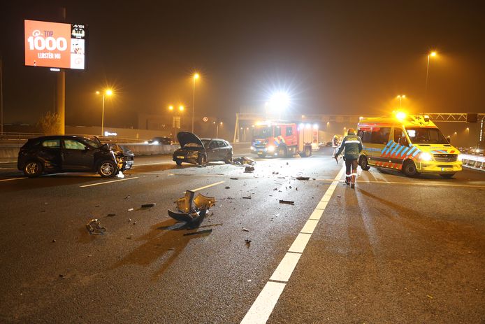 Eerder op de avond vond op de A4 een ongeval plaats waarbij meerdere auto's betrokken waren.  Zeker vier gewonden zijn naar het ziekenhuis gebracht.