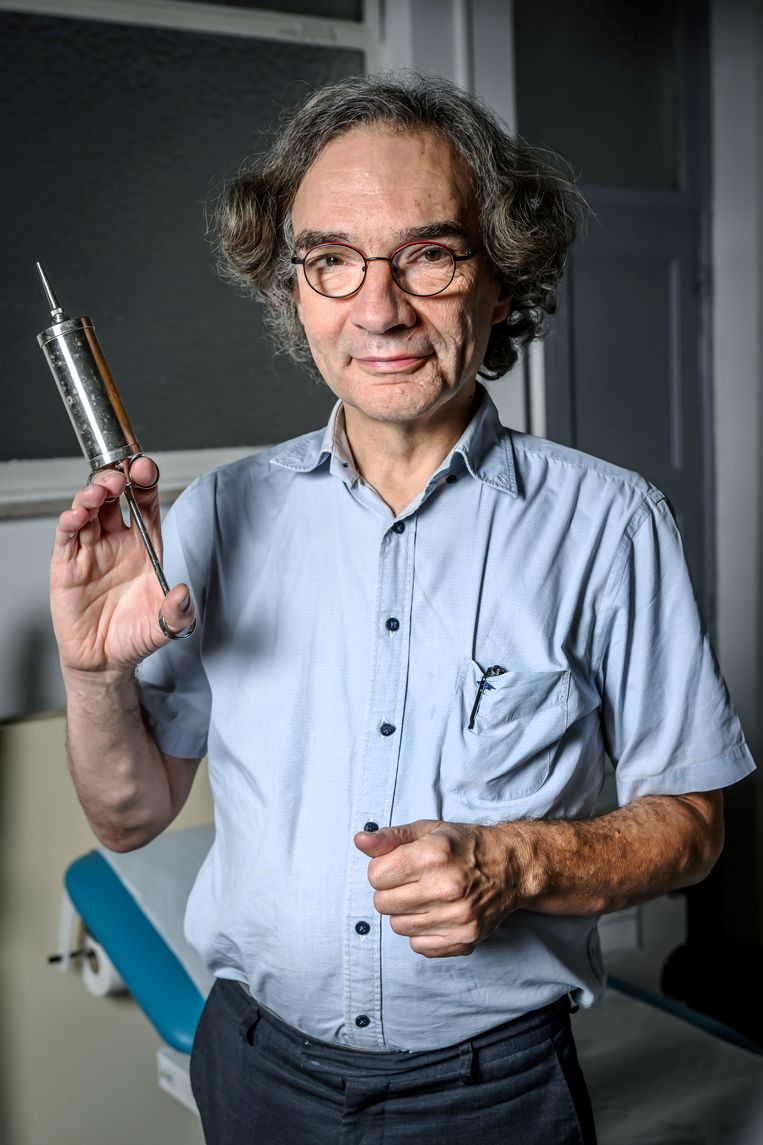 Tom Jacobs: 'Veel problemen hebben we zelf gecreëerd. Al die preventieve onderzoeken naar darm-, borst- en prostaatkanker komen er gewoon bij, net als de administratieve last.' Beeld Geert Van de Velde