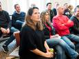 Gespannen gezichten van de kraamverkopers op de publieke tribune van de Utrechtse gemeenbteraad.