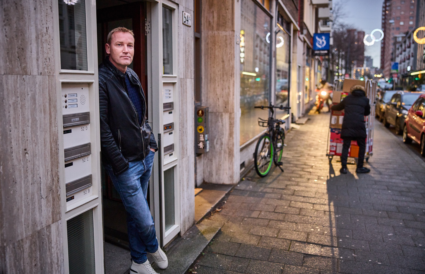 Bewoners zijn overlast van scheurende fietsbezorgers spuugzat: ‘Het is ...