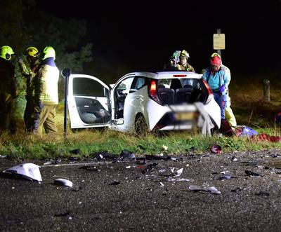 Vrouw (49) en man (23) zwaargewond bij frontale botsing tussen auto's bij Budel, weg bezaaid met bro