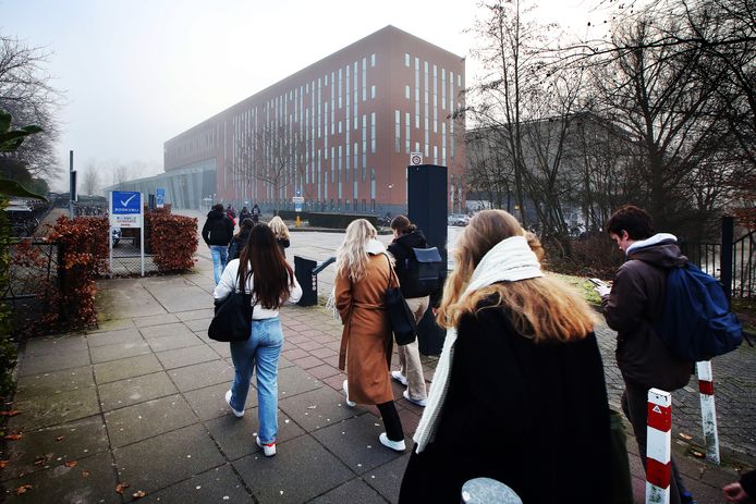 Vanwege de staking in het streekvervoer rijden bussen onregelmatig en komen scholieren en studenten in Breda ook veel te voet, met de fiets of deelscooter.