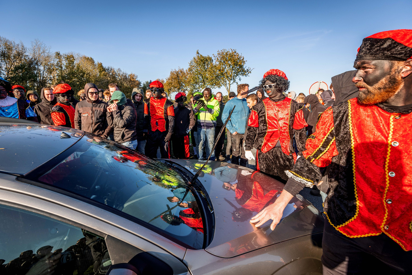 De clash tussen inwoners van Staphorst en demonstranten van Kick Out Zwarte Piet vorige week aan de rand van het dorp.