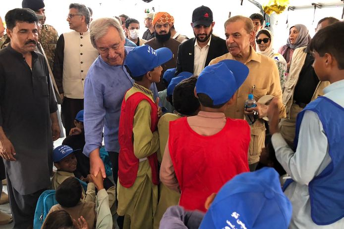 Shahbaz Sharif, il Primo Ministro del Pakistan (a destra) e il Segretario generale delle Nazioni Unite Antonio Guterres (a sinistra) incontrano i bambini sfollati a causa delle inondazioni nella provincia del Belucistan.