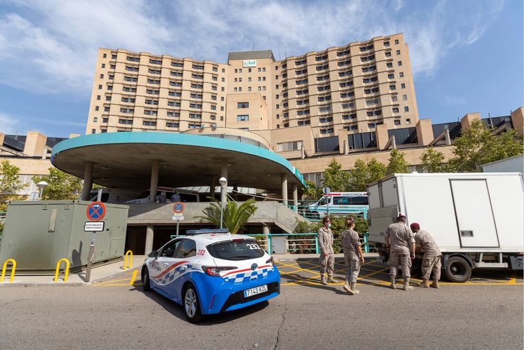 In Zaragoza is het leger begonnen aan de opstelling van een nieuw triagecentrum op de parking van een ziekenhuis daar. Beeld EPA