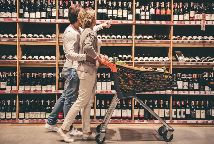 De meeste supermarkten hebben een paar meter aan schappen met wijn. Het is een gevecht om aandacht, aldus de makers.