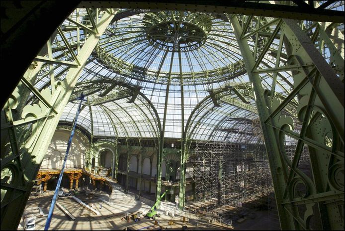 Het interieur van het Grand Palais met het enorme glazen dak.
