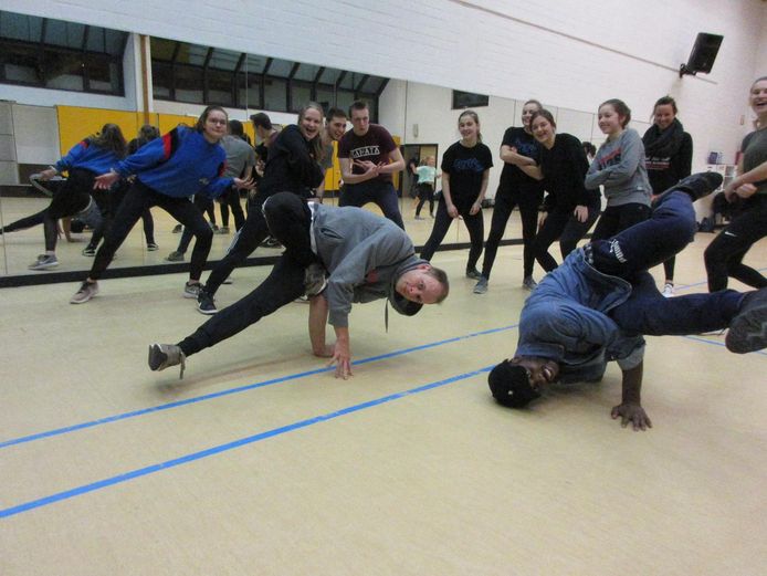 De hiphoppers dansen zich warm in de zaal.